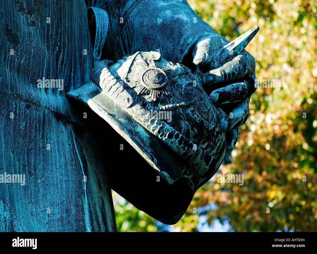 Alemán spiked casco en estatua en Berlín. Foto de stock