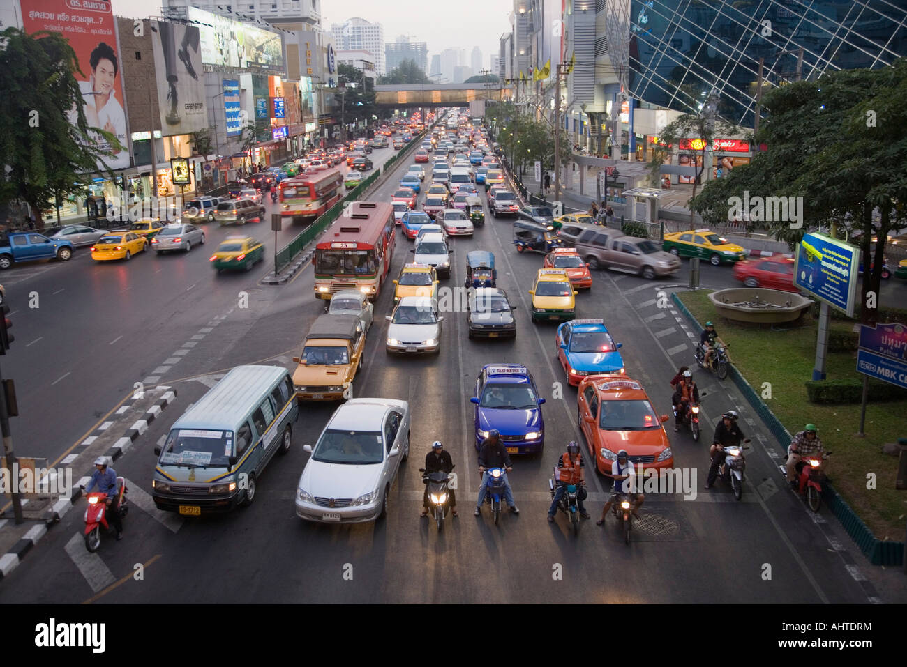 Rush Hour conmutar tráfico en el Siam Square District, Bangkok, Tailandia Foto de stock