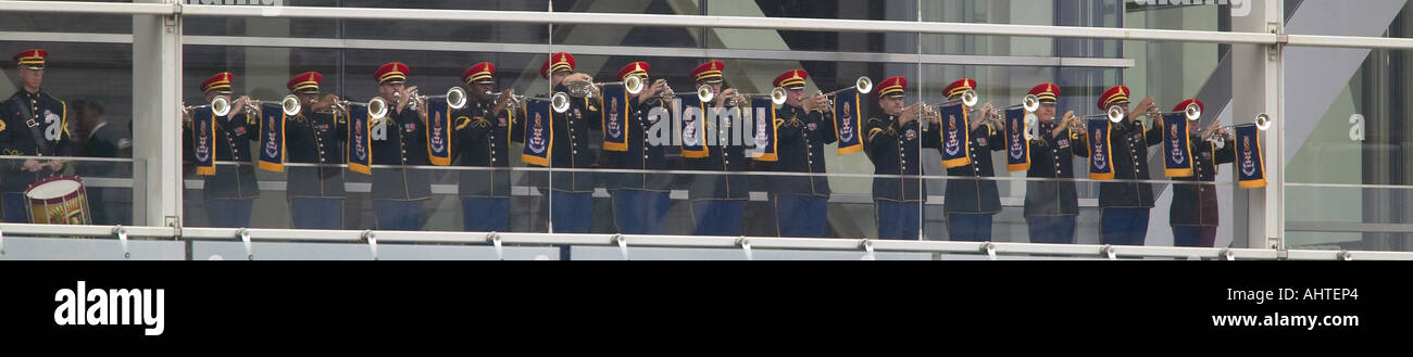 Una banda militar de los trompetistas realiza en el balcón de la Biblioteca Presidencial Clinton el ex presidente Bill Clinton U S Foto de stock