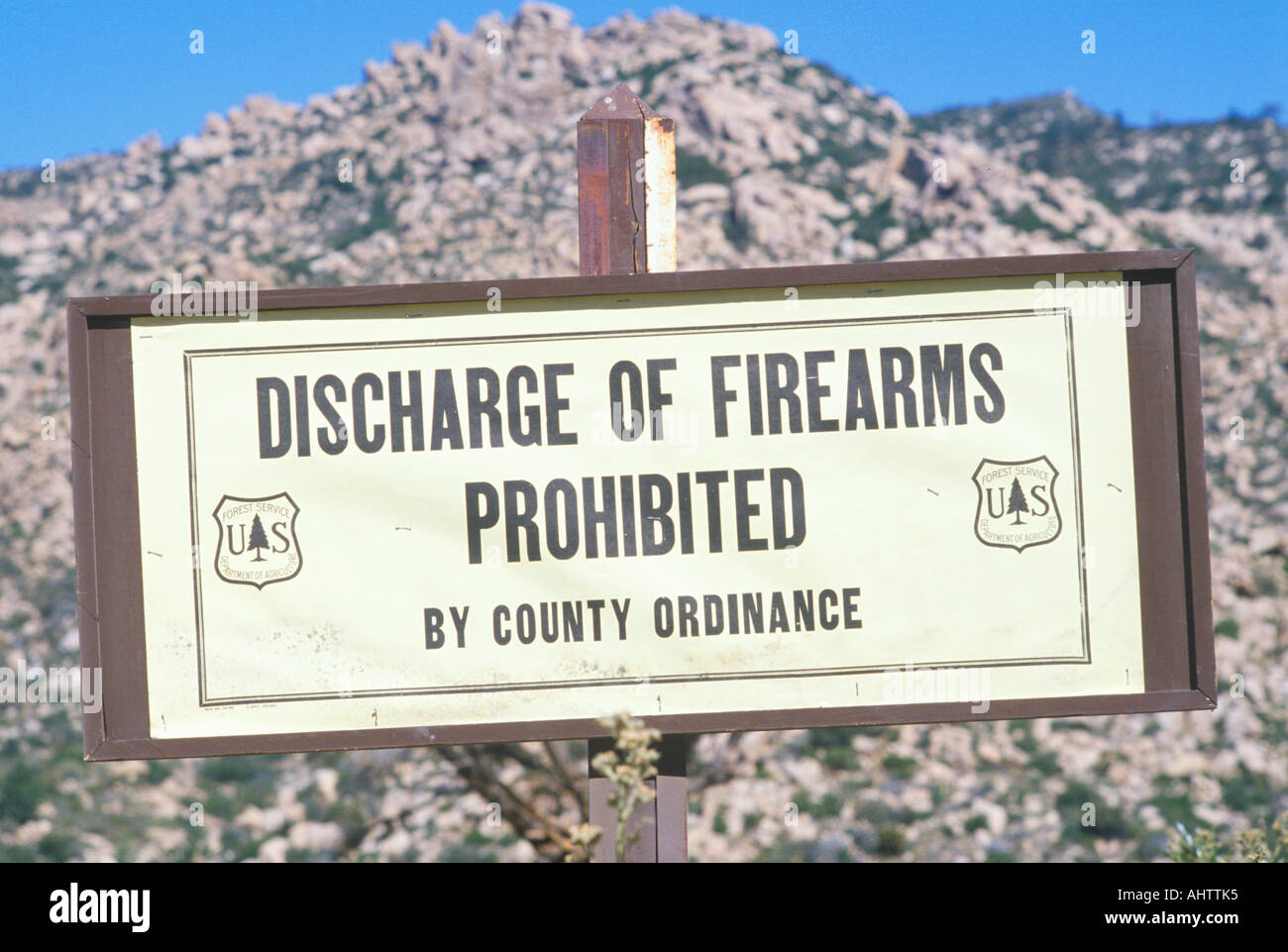 Un letrero que indica la descarga de armas de fuego prohibidas Foto de stock