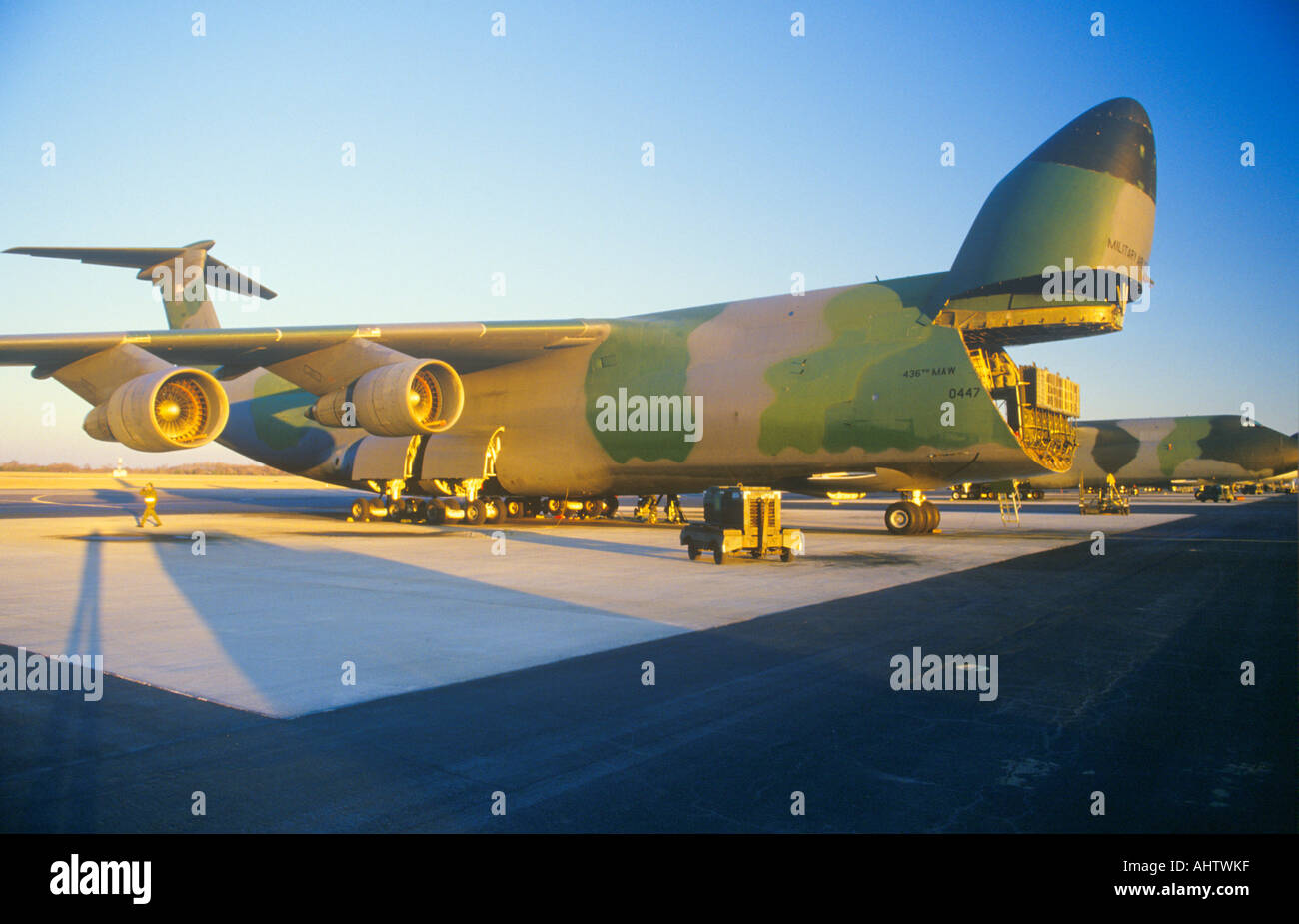 Avión de carga en Dover Airforce Base Sunset Dover, Delaware. Foto de stock