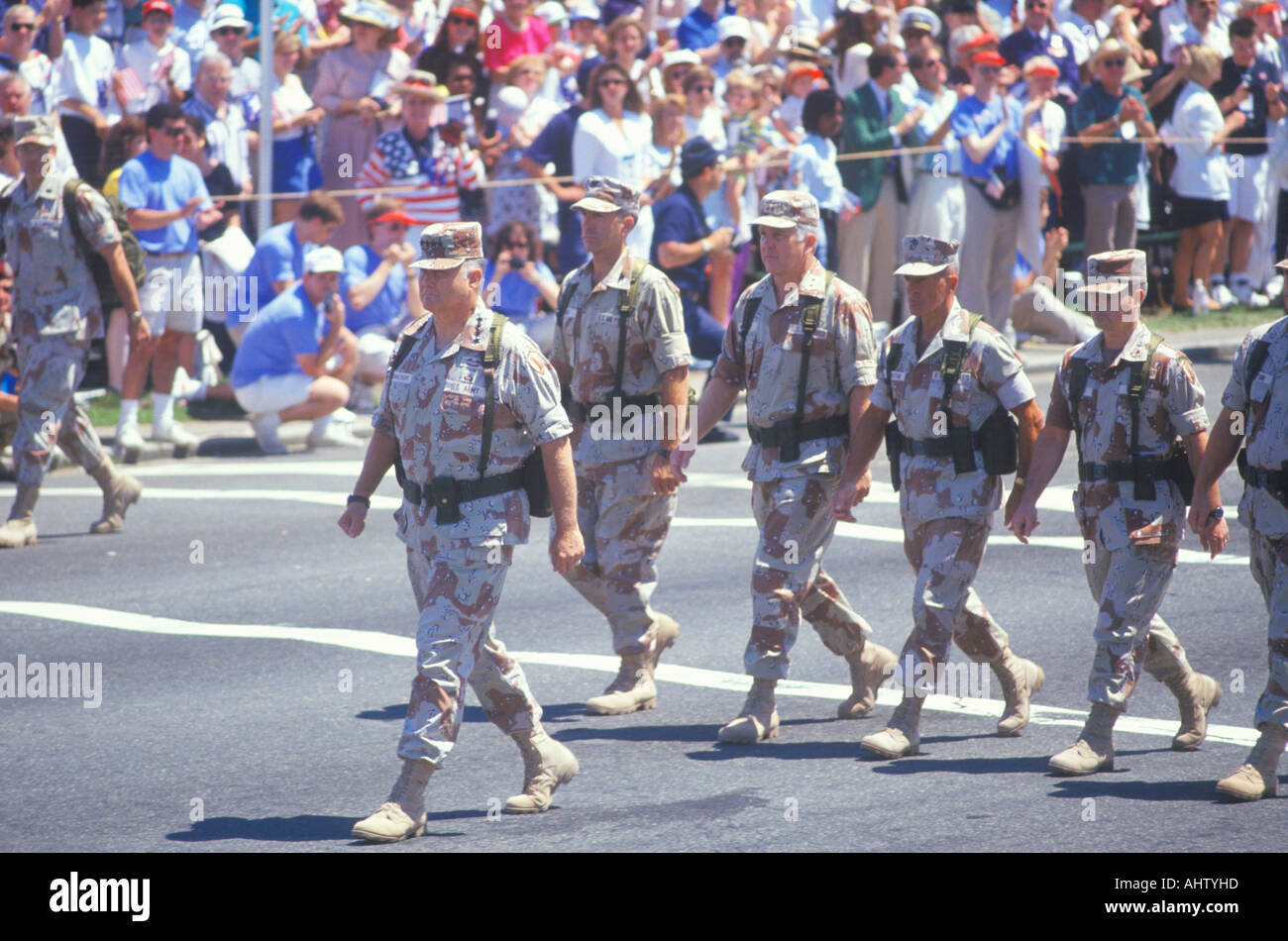 El General Schwarzkopf y soldados marchando en el Desfile de Washington D C Foto de stock