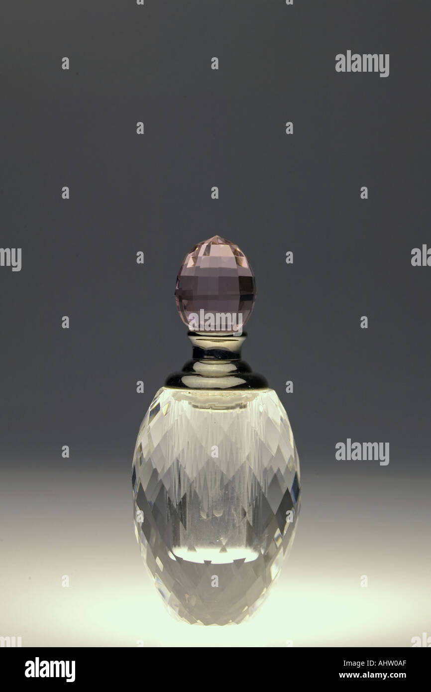 Un frasco de perfume antiguo fotografías e imágenes de alta resolución -  Alamy