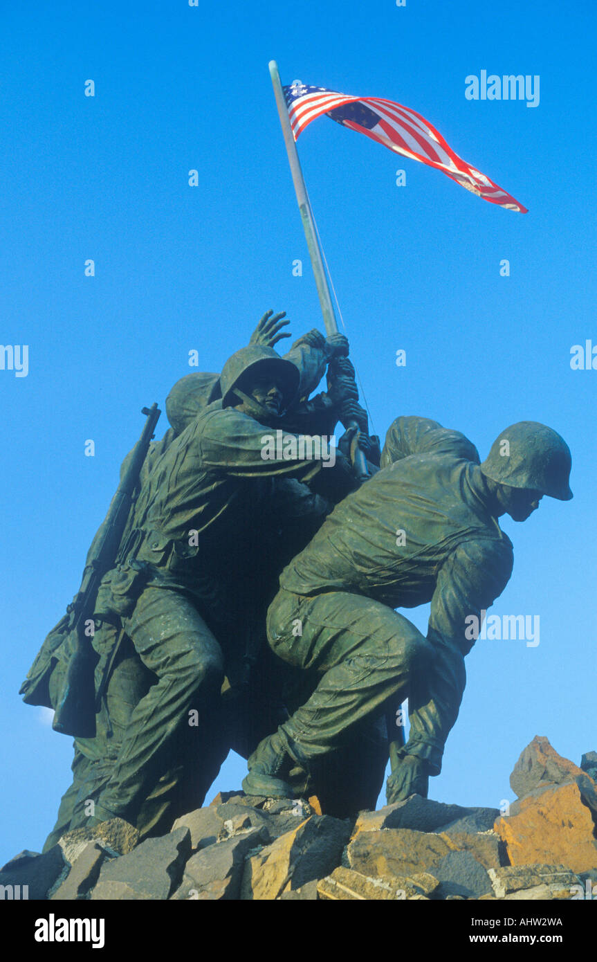 Vista lateral del Iwo Jima Memorial del Cuerpo de Marines de los Estados Unidos estatua en Arlington Virginia Foto de stock
