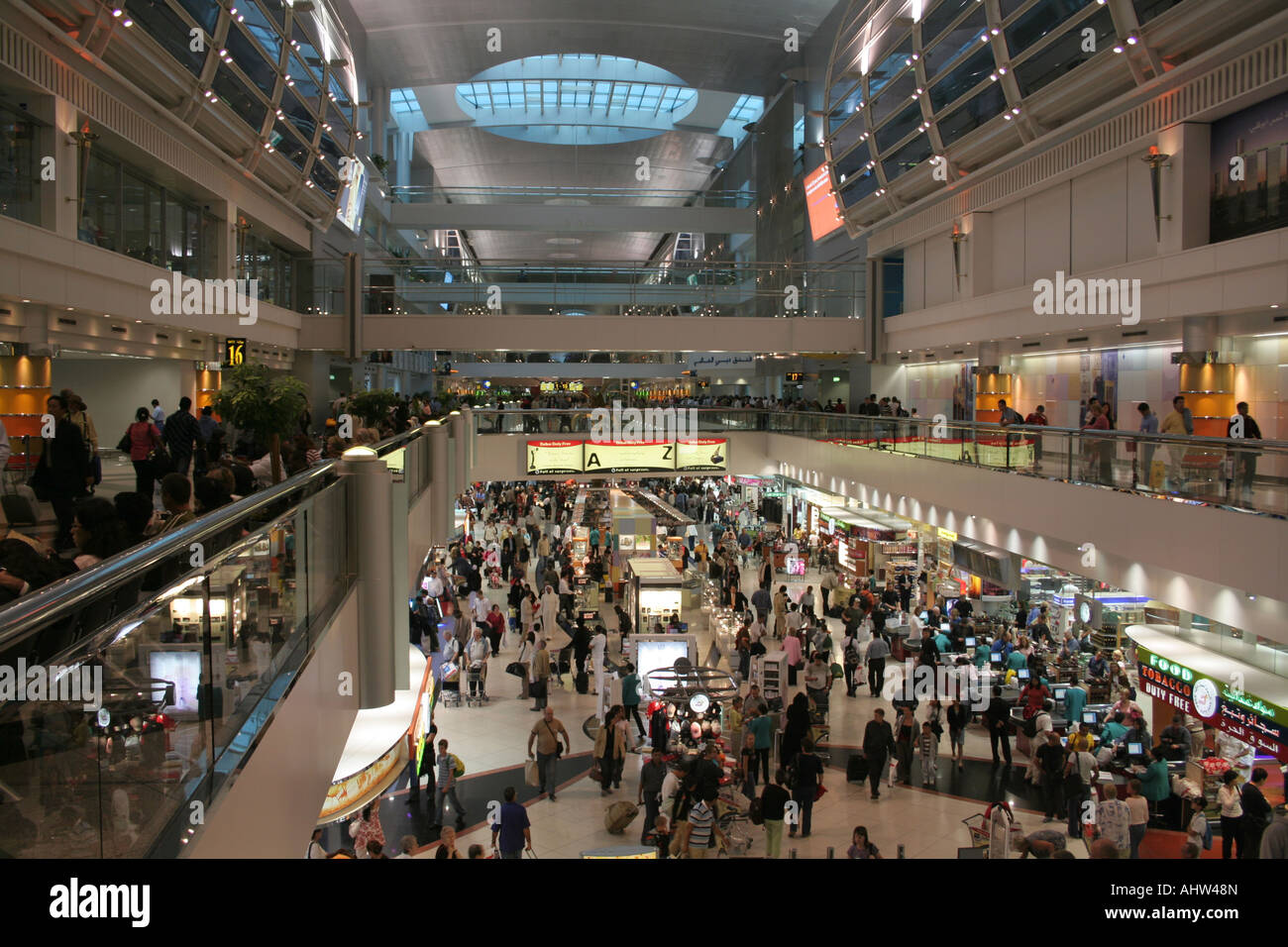 Terminal del aeropuerto de Dubai con la siguiente zona de compras duty free Foto de stock