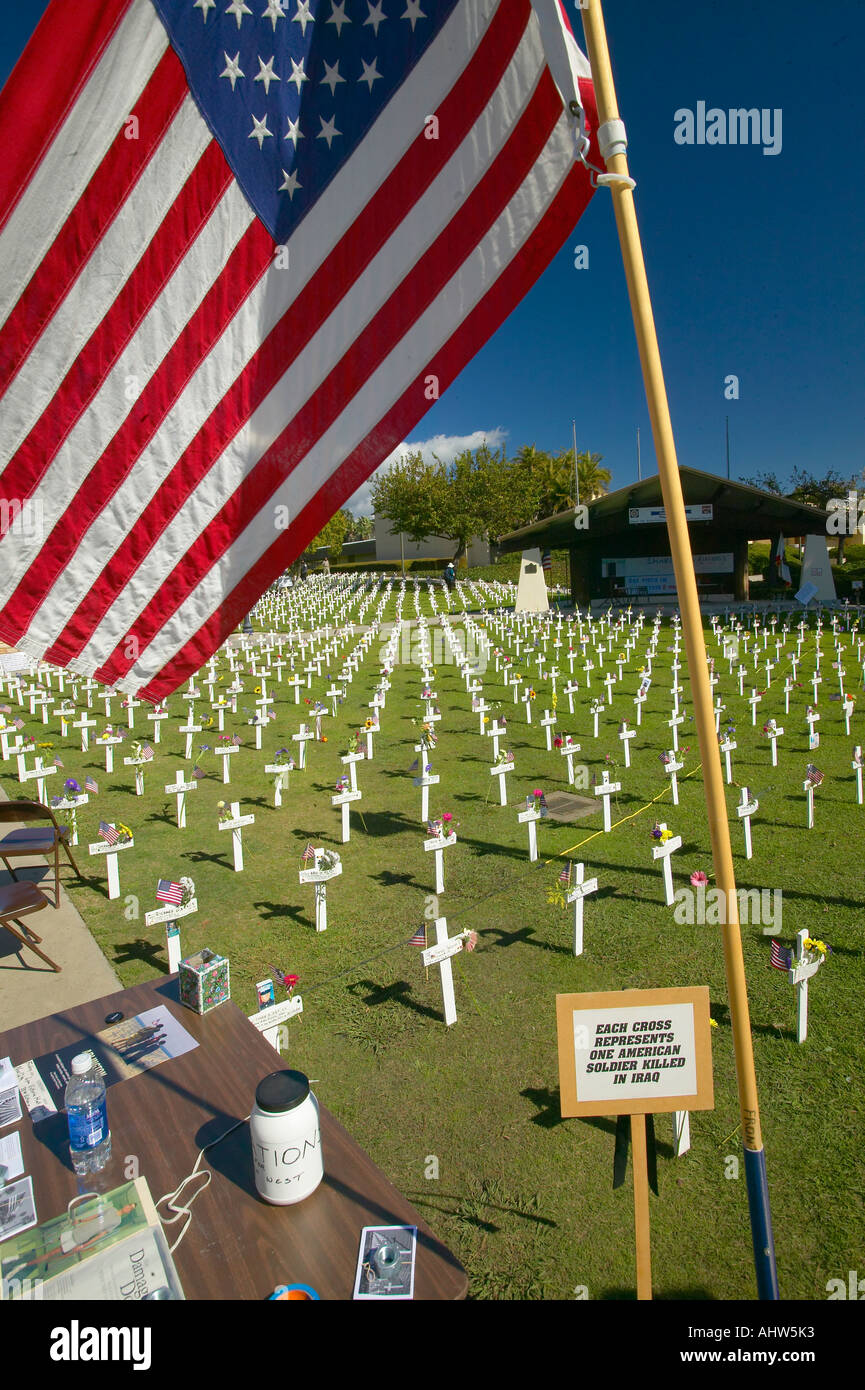 La bandera americana en simulacros de cementerio honrando a 1500 soldados iraquíes muertos en la guerra de Irak Ventura California Foto de stock
