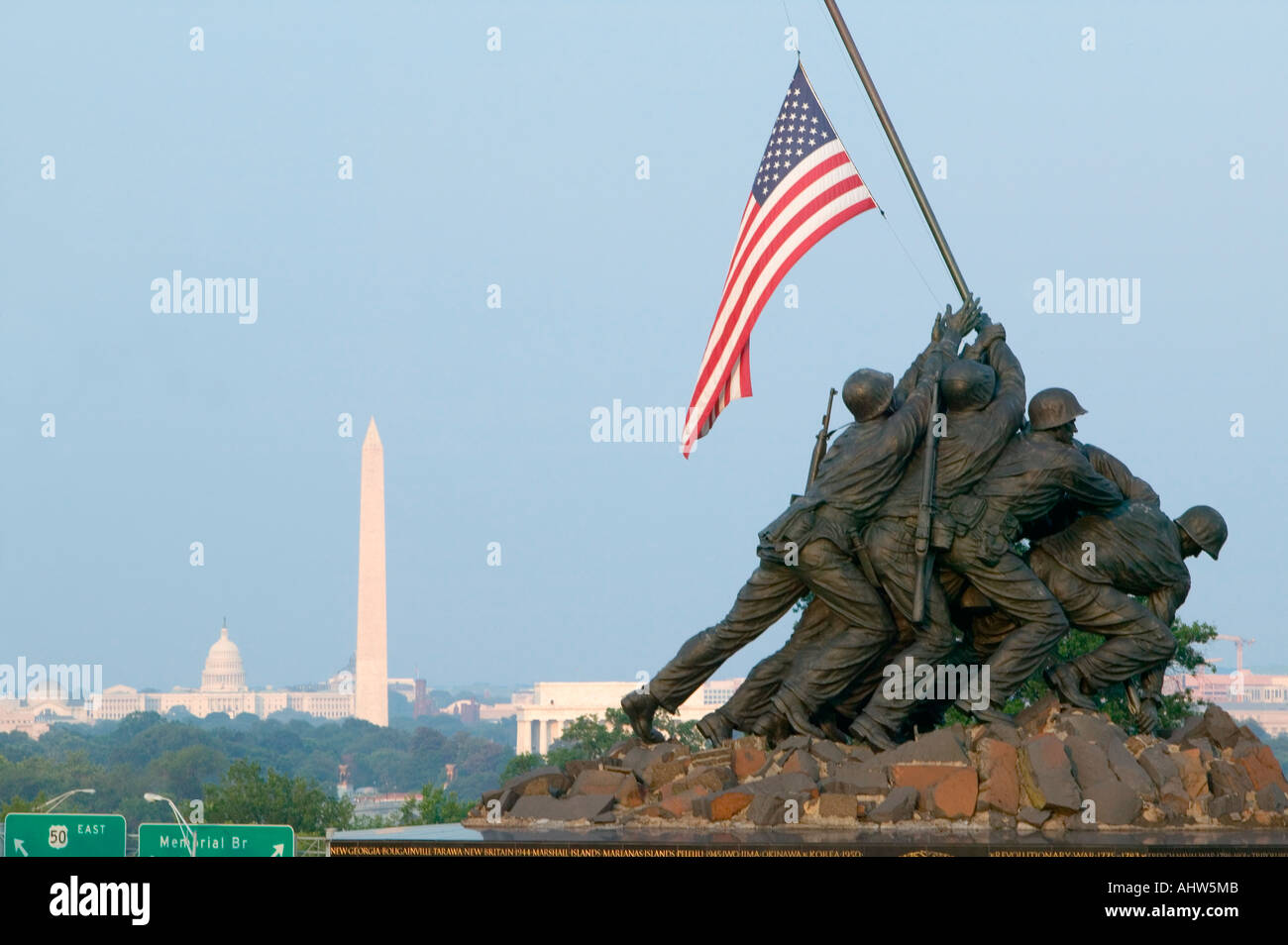 Nacional Monumento Conmemorativo de la guerra de Iwo Jima en Rosslyn Virginia con vistas a Potomac y Washington D C Foto de stock