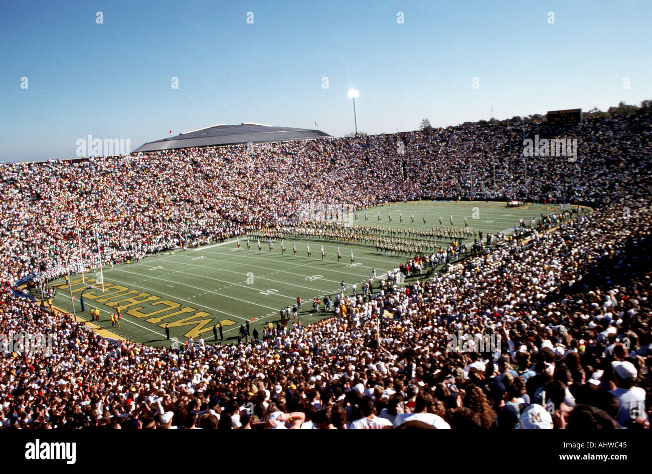 Juego de fútbol americano universitario con un gran llenan de 100 000 fans vs Mich Estado de Michigan Foto de stock