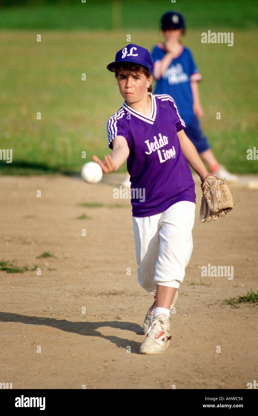 El softbol organizado para las niñas en edades de 9 a 10 años niña echa el softbol Foto de stock