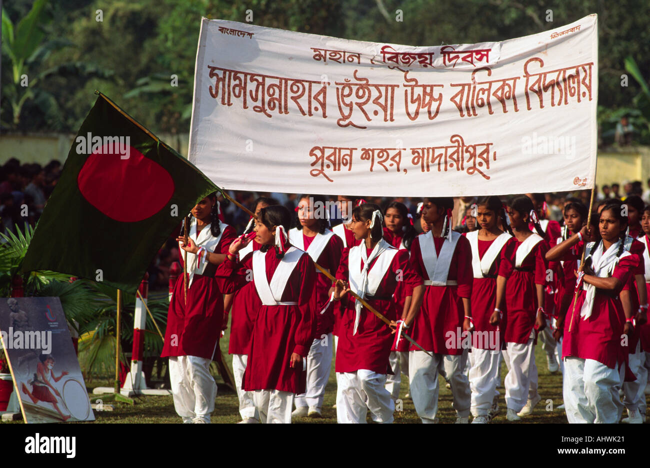 Las alumnas que desfilan en el día de la independencia. Madaripur, Bangladesh Foto de stock