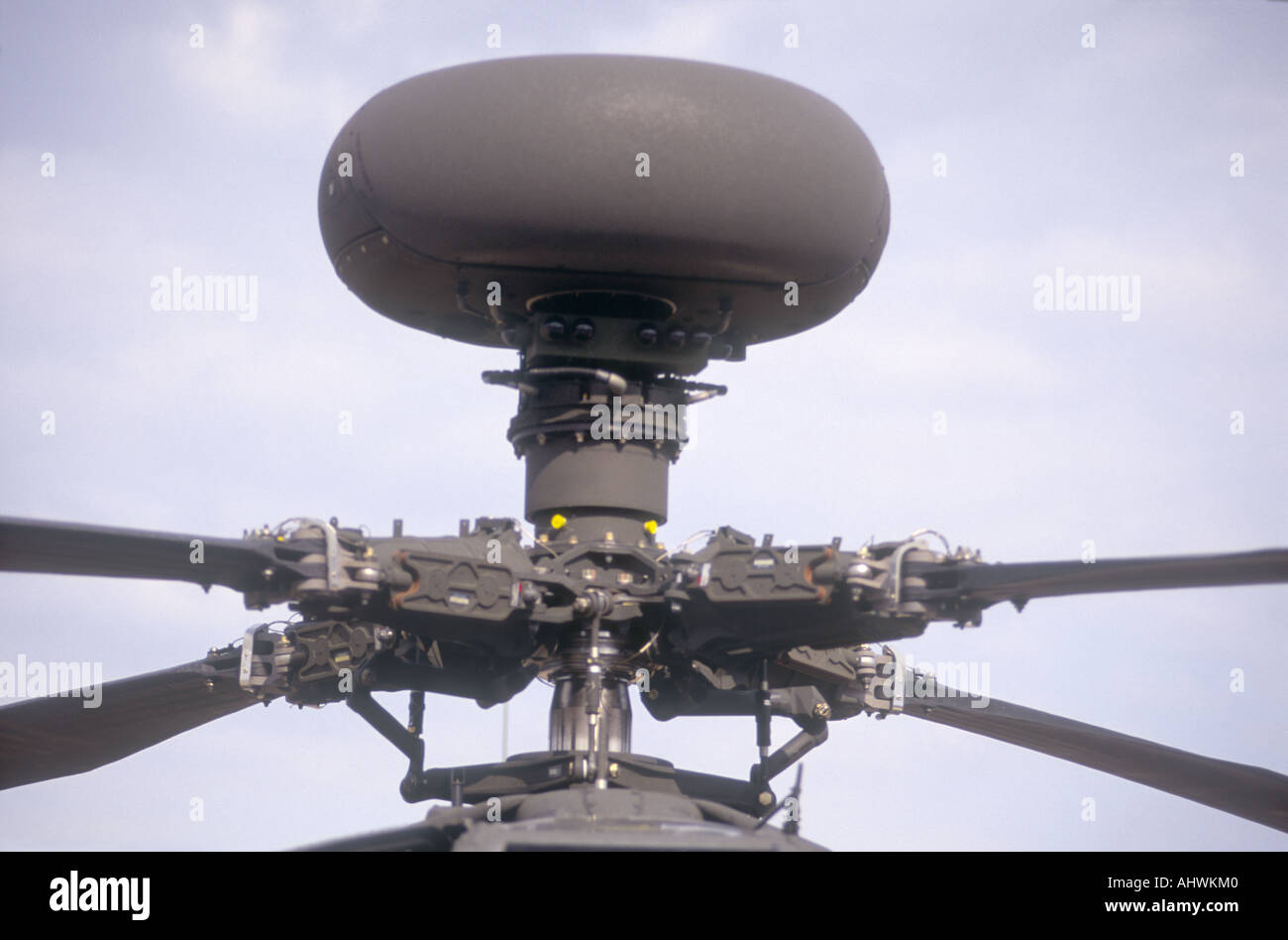 Cabeza de rotor de un domo de radar y helicópteros de ataque Apache Foto de stock