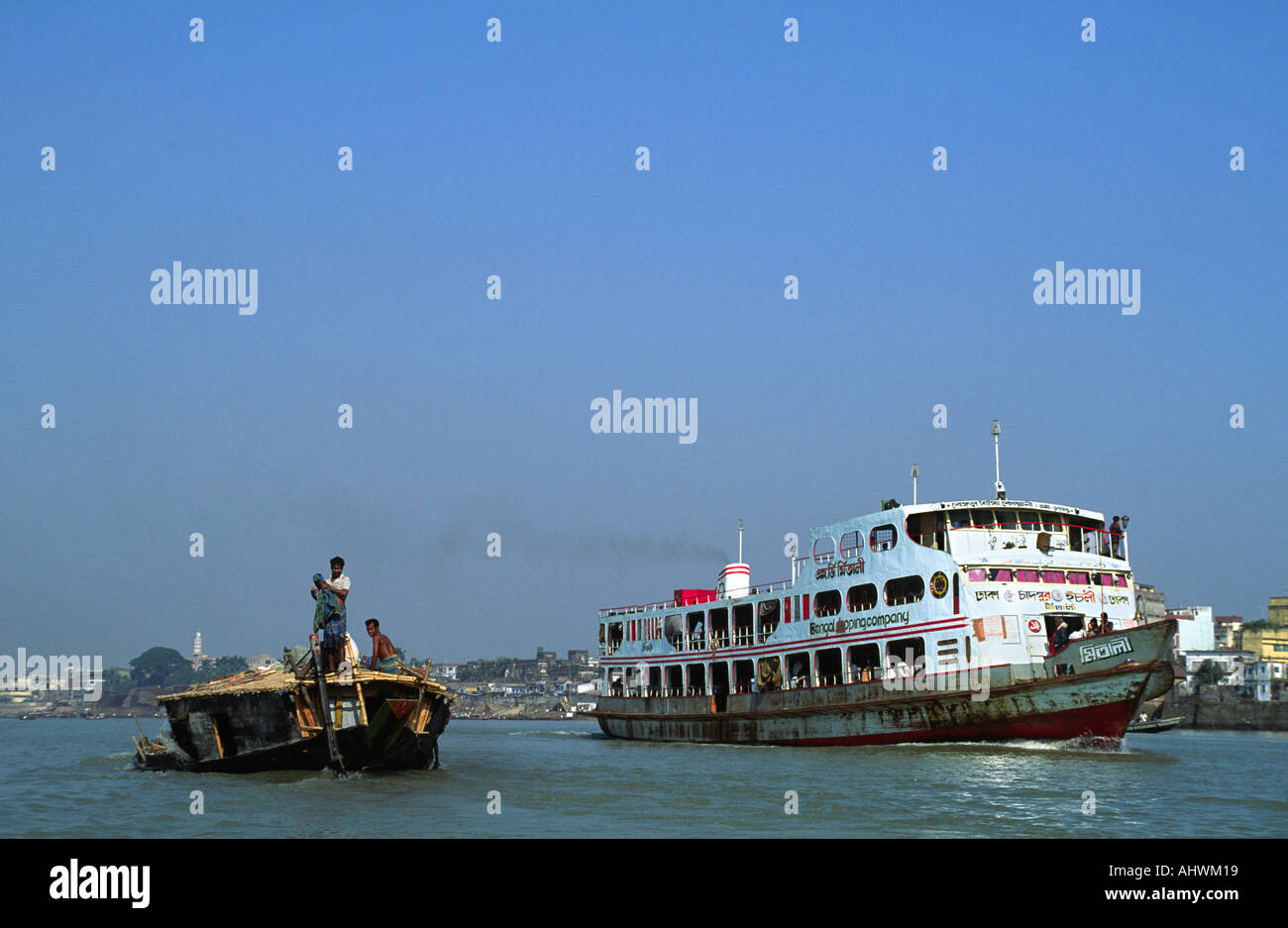 Ferry de pasajeros y pequeño barco de carga en el río Buriganga. Bahía de Bengala, Bangladesh Foto de stock