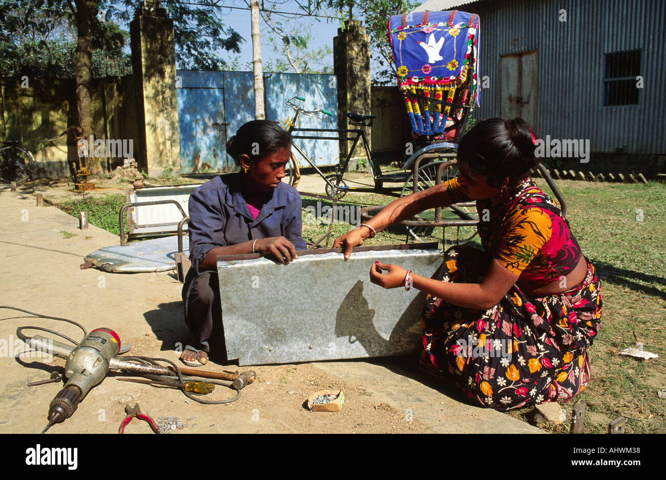 Mujeres entrenando como ingenieros de rickshaw en bicicleta. Madaripur, Bangladesh Foto de stock