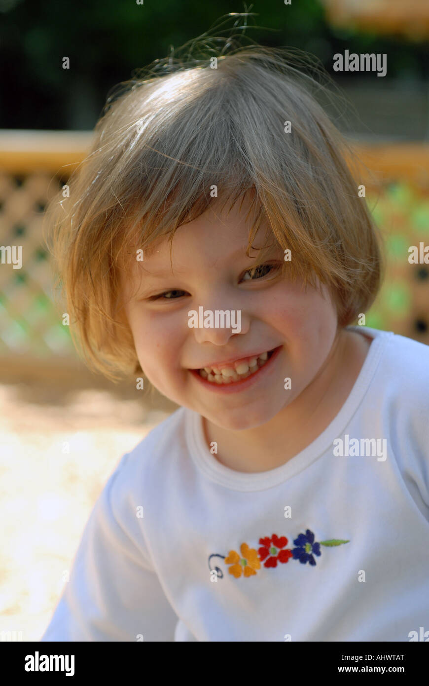 Feliz cuatro (4) años de edad, niña juega en el patio de atrás Foto de stock