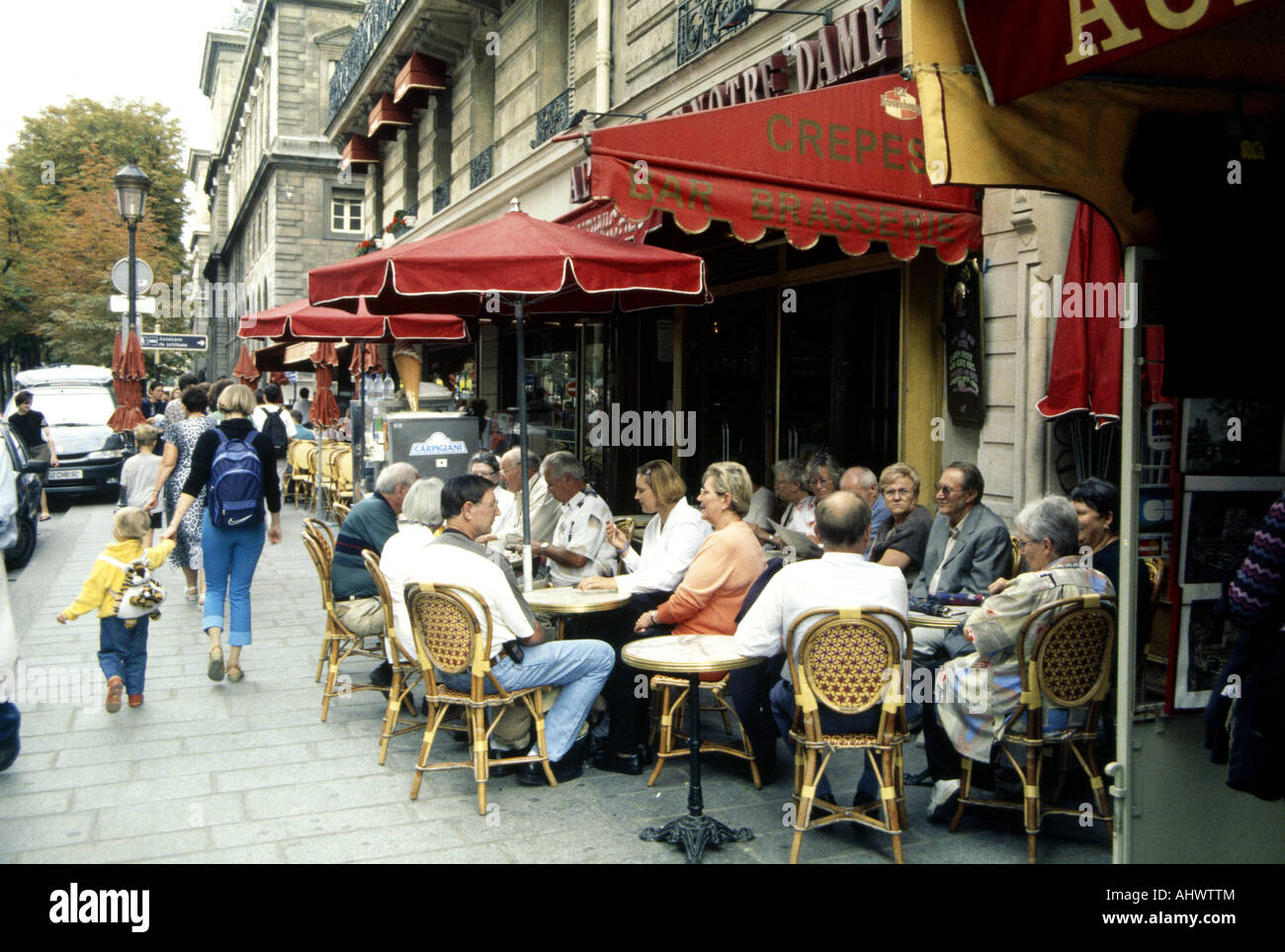 Escena en el Café de Paris Champs Elysee Foto de stock