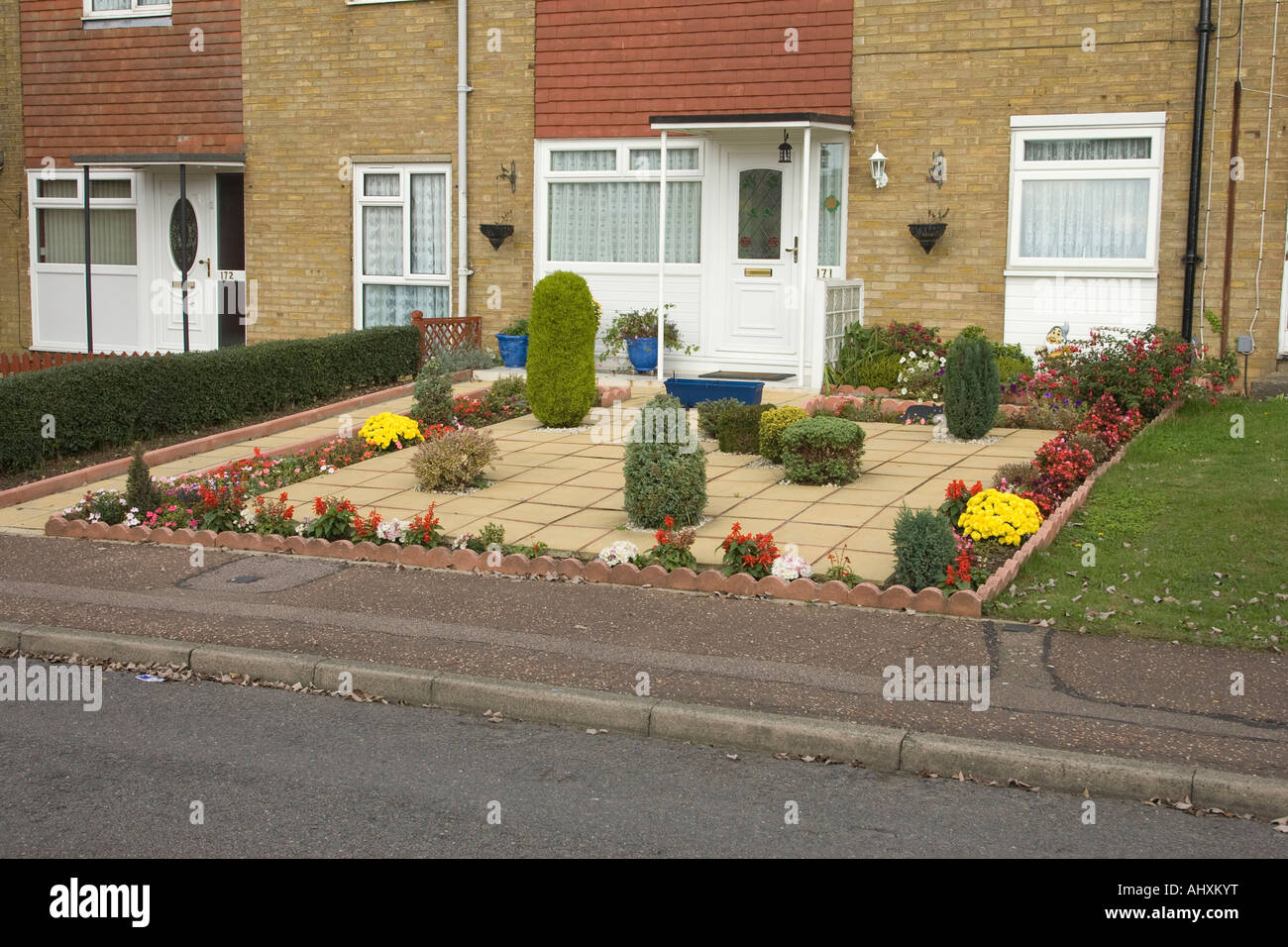 Un jardín delantero en buenas condiciones en Harlow, Essex, Reino Unido Foto de stock