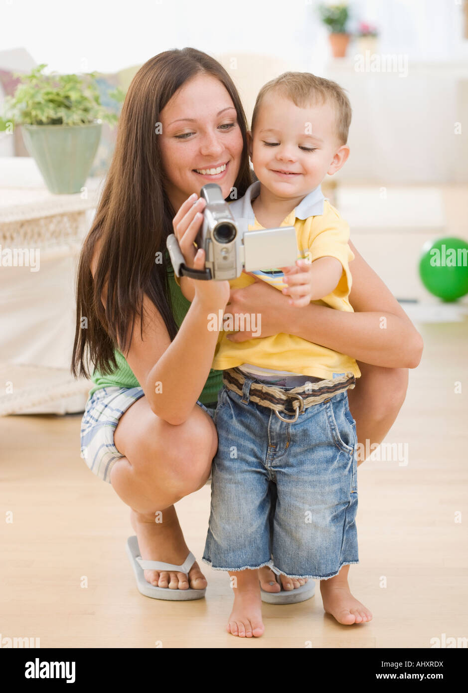 La Madre Y El Bebe Mirando La Camara De Video Fotografia De Stock Alamy