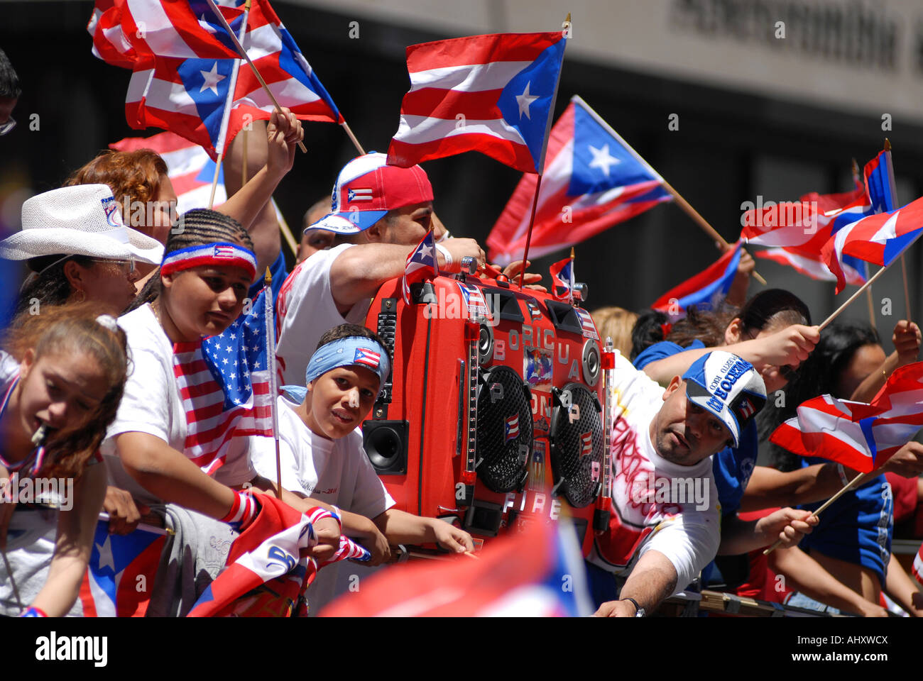 La gente celebrándolo Puerto Rico Patrimonio de la ciudad de Nueva York  desfile anual Fotografía de stock - Alamy