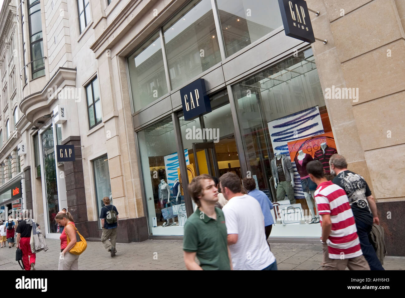 Tienda De Brecha Fotos e Imágenes de stock - Alamy