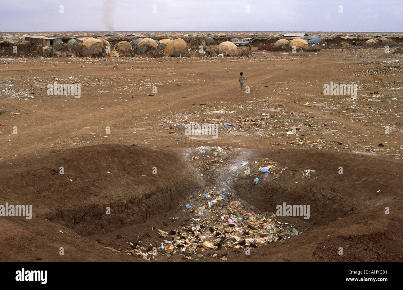 Vertedero de basura fuera de un campamento de refugiados somalíes en tierras áridas afectadas por la sequía en Somalia/ frontera etíope. Foto de stock
