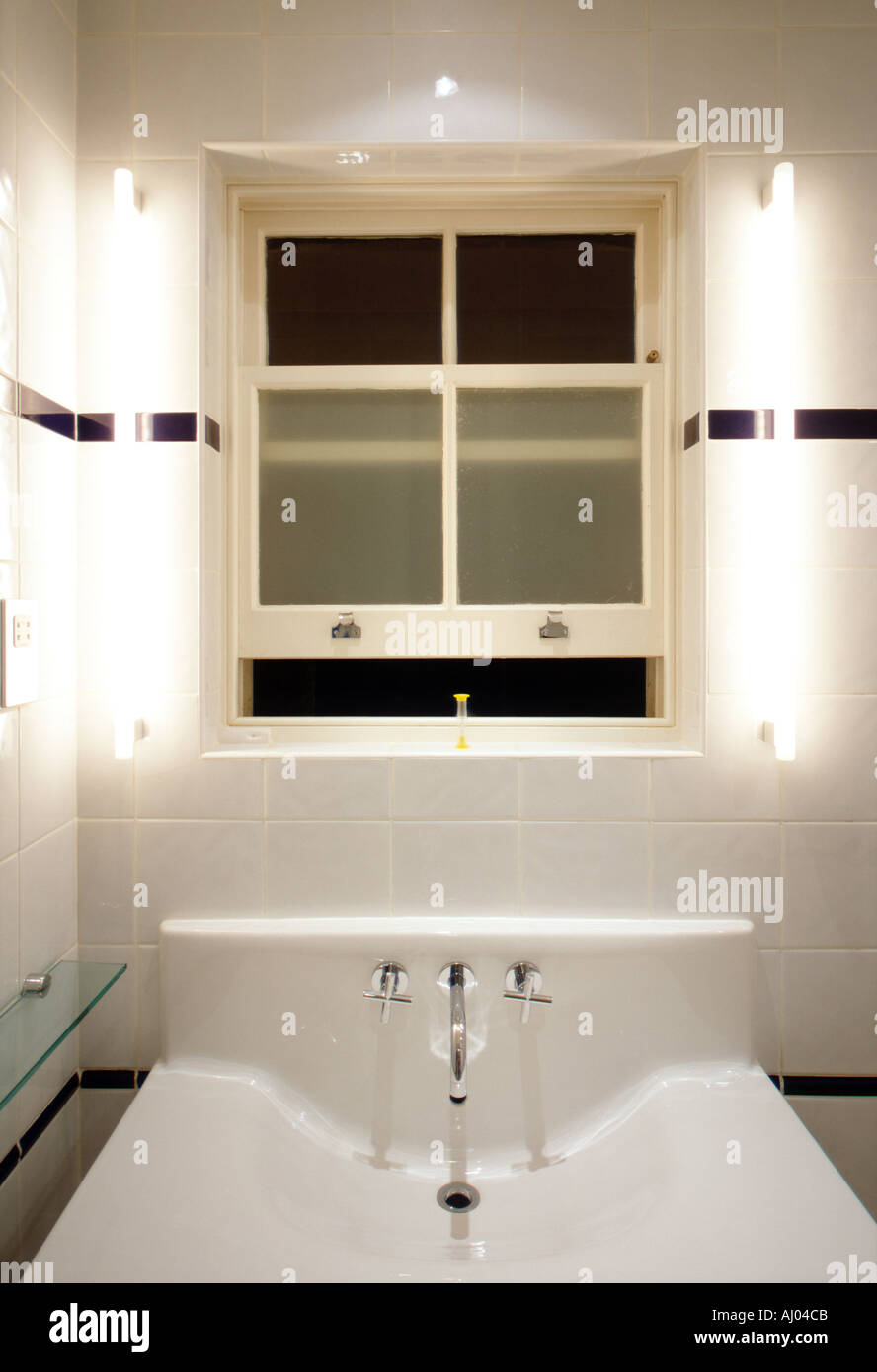 Ventana de guillotina en baño restaurado de un interior contemporáneo de  Londres, Inglaterra Fotografía de stock - Alamy