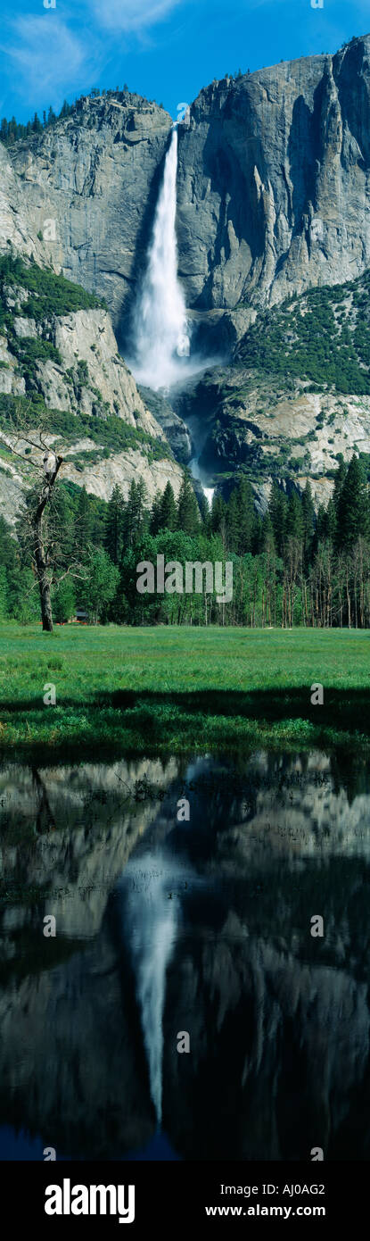 Cataratas de Yosemite superior e inferior y la reflexión en la primavera de California Foto de stock