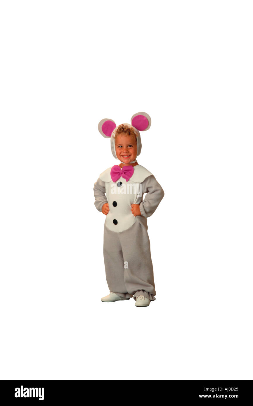 Perfecta Foto de estudio de un niño feliz vistiendo un traje de ratón para  Halloween El disfraz se completa con una pajarita púrpura Fotografía de  stock - Alamy