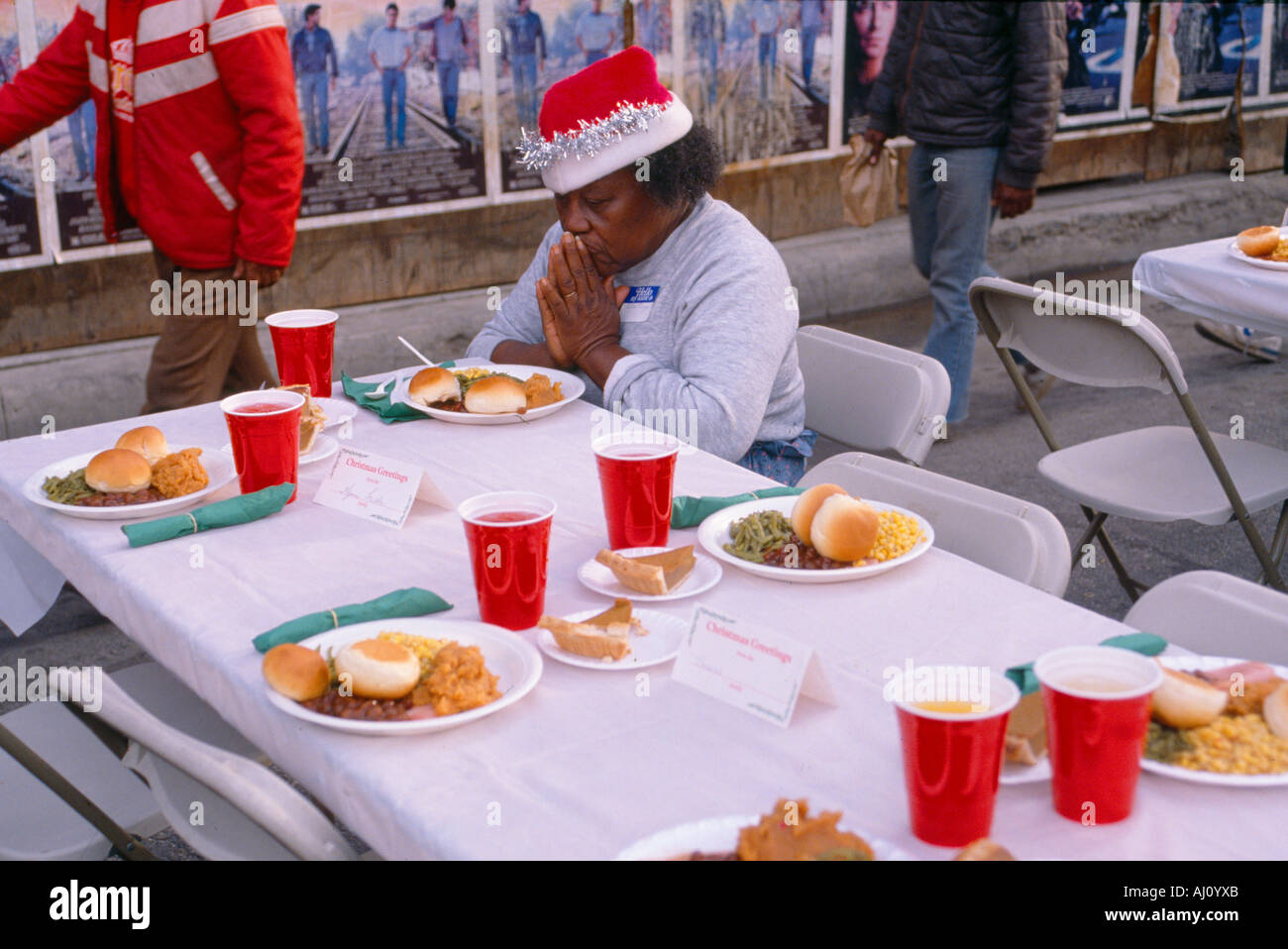 Una mujer dando gracias por su cena de Navidad Los Angeles CA Misión  Fotografía de stock - Alamy