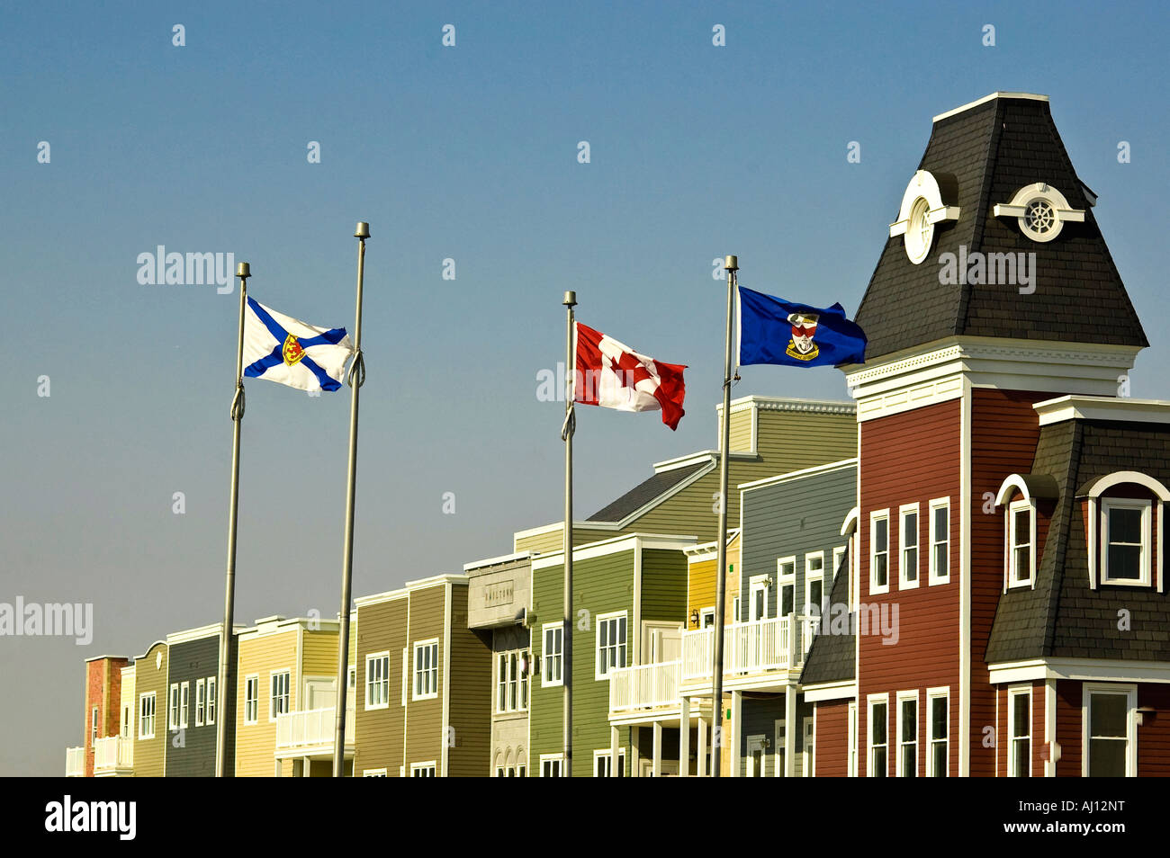 Banderas en frente del nuevo condominio en el centro de Wolfville, Nova Scotia, Canadá. Foto de stock