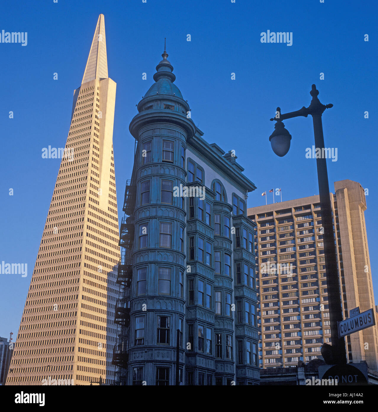 Transamerica Building y antiguo edificio victoriano en San Francisco, California, EE.UU. Foto de stock