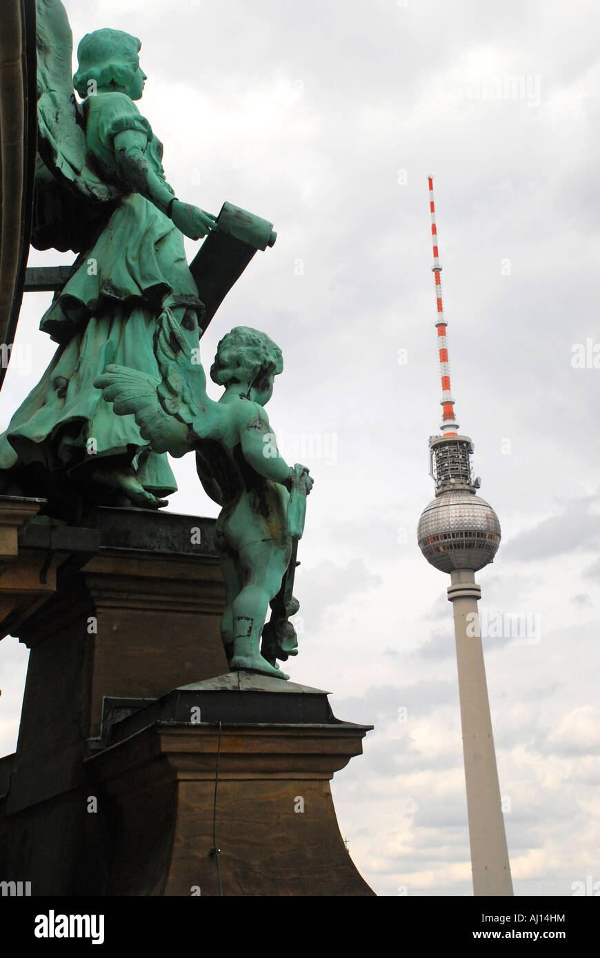 Las cifras sobre la catedral de Berlín y la torre de televisión de Alexanderplatz Berlin Alemania Foto de stock