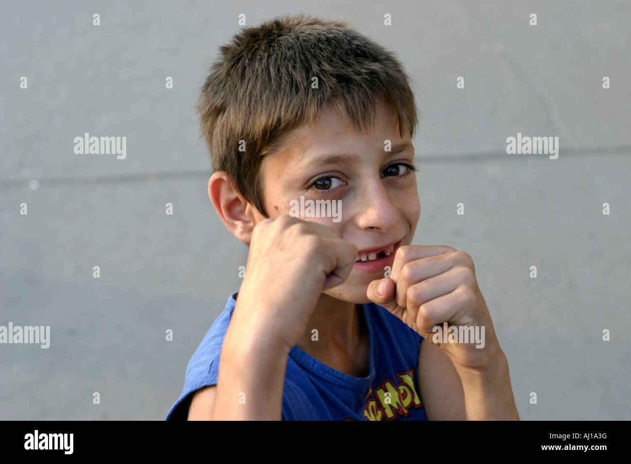 Niño rumano mostrando sus puños en la calle Bucarest RUMANÍA Fotografía