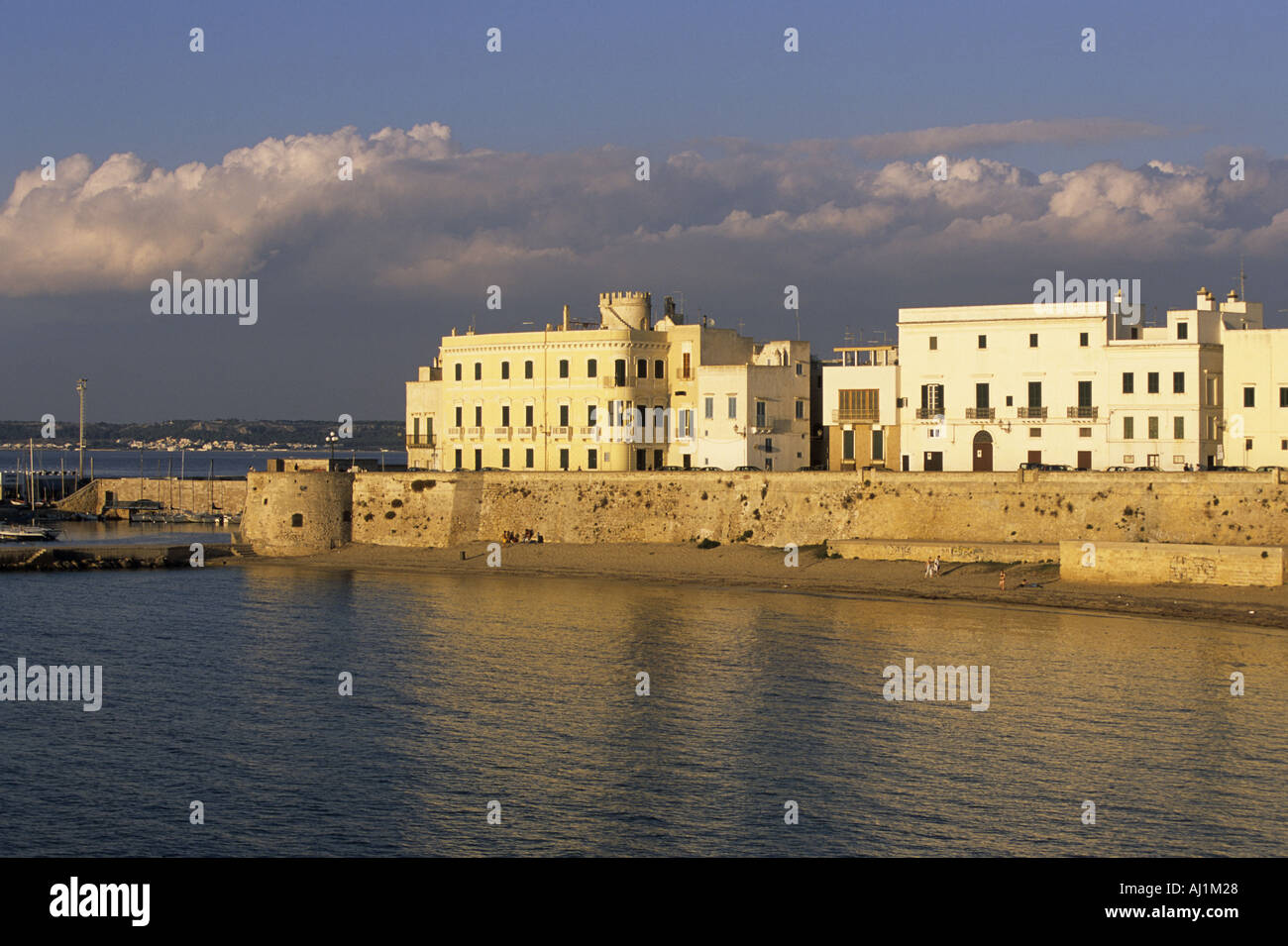 El casco antiguo de la ciudad de Gallipoli Puglia Salento Italia Foto de stock