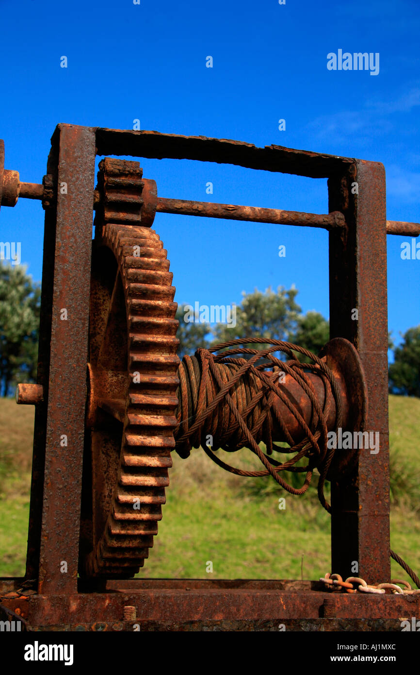 Un cabrestante de mano de hierro oxidados contra un cielo azul Foto de stock