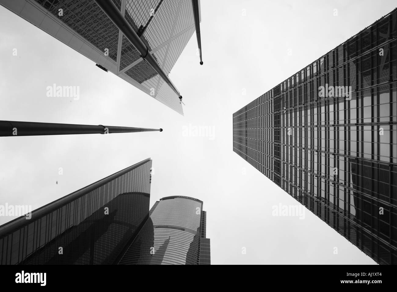 Asia la República Popular de China, Hong Kong vista mirando hacia arriba en el edificio del Banco de China y sus alrededores torres de oficinas en la ciudad de s Foto de stock