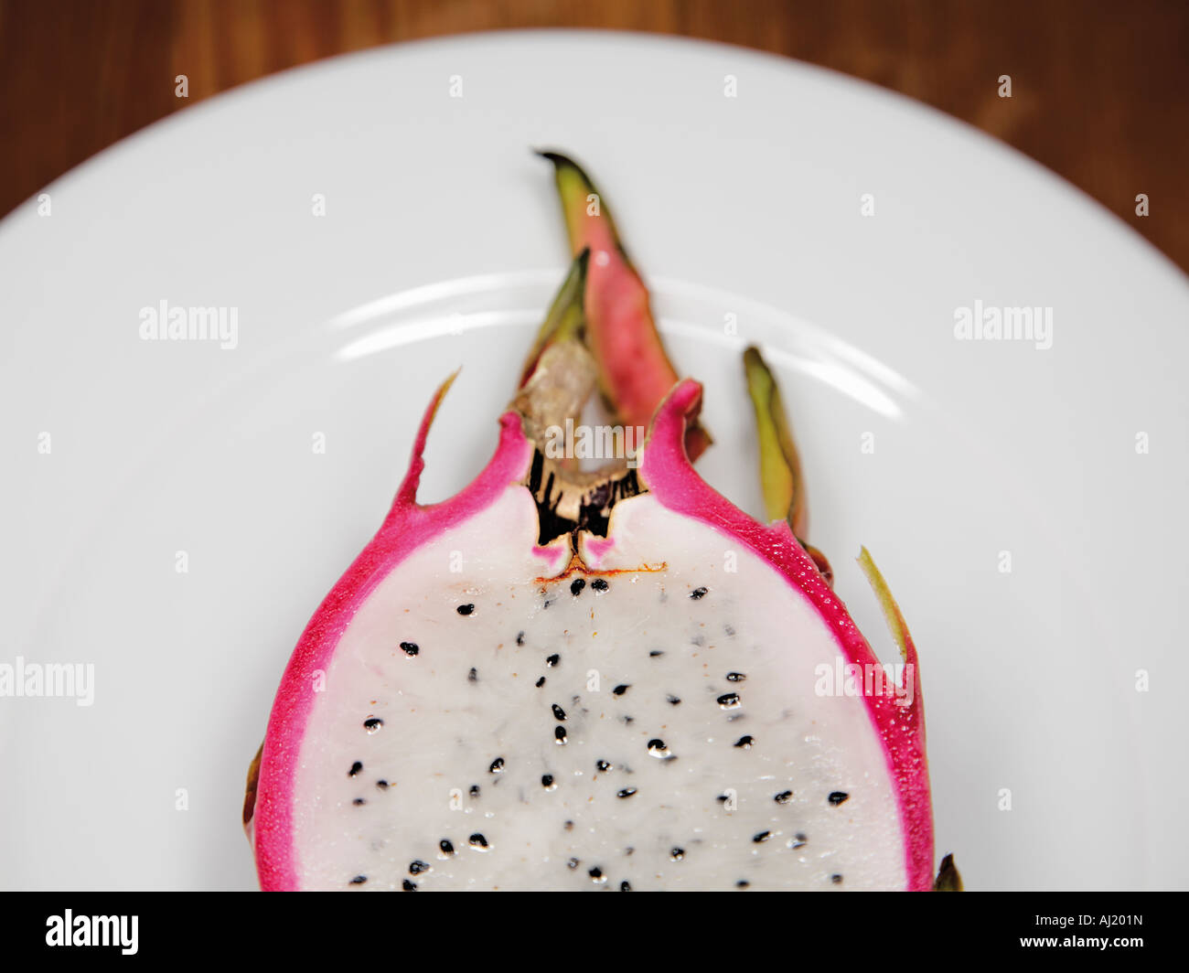 Dragon fruit en placa blanca pitahayas Pitaya Foto de stock