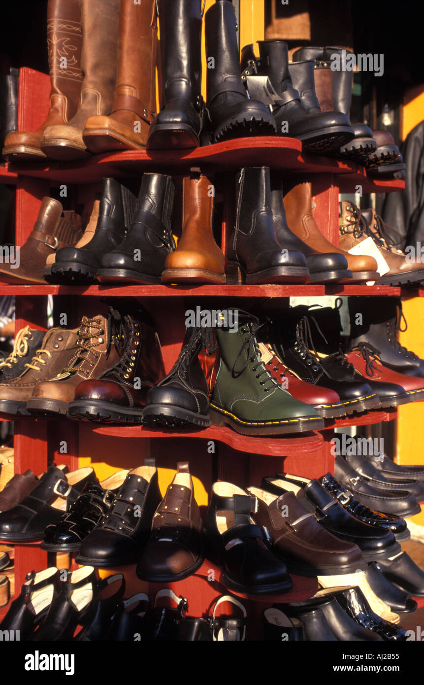 Dr. Martens zapatos en el mercado de Camden, Londres, Reino Unido  Fotografía de stock - Alamy