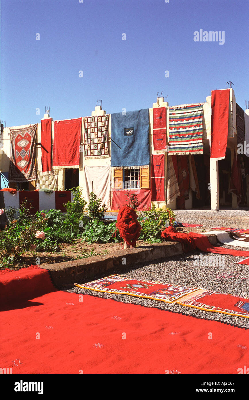 Marruecos Norte de África tradicional alfombra hecha a mano para la venta en carretera de Marrakech a Essaouira 2007, 2000s, HOMER SYKES Foto de stock