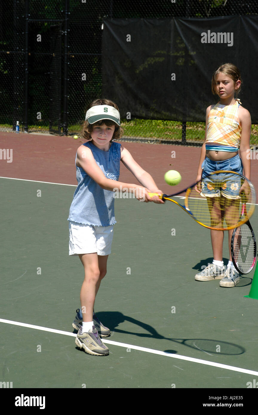 Los niños aprenden a jugar al tenis en la Recreación Pública corte Foto de stock