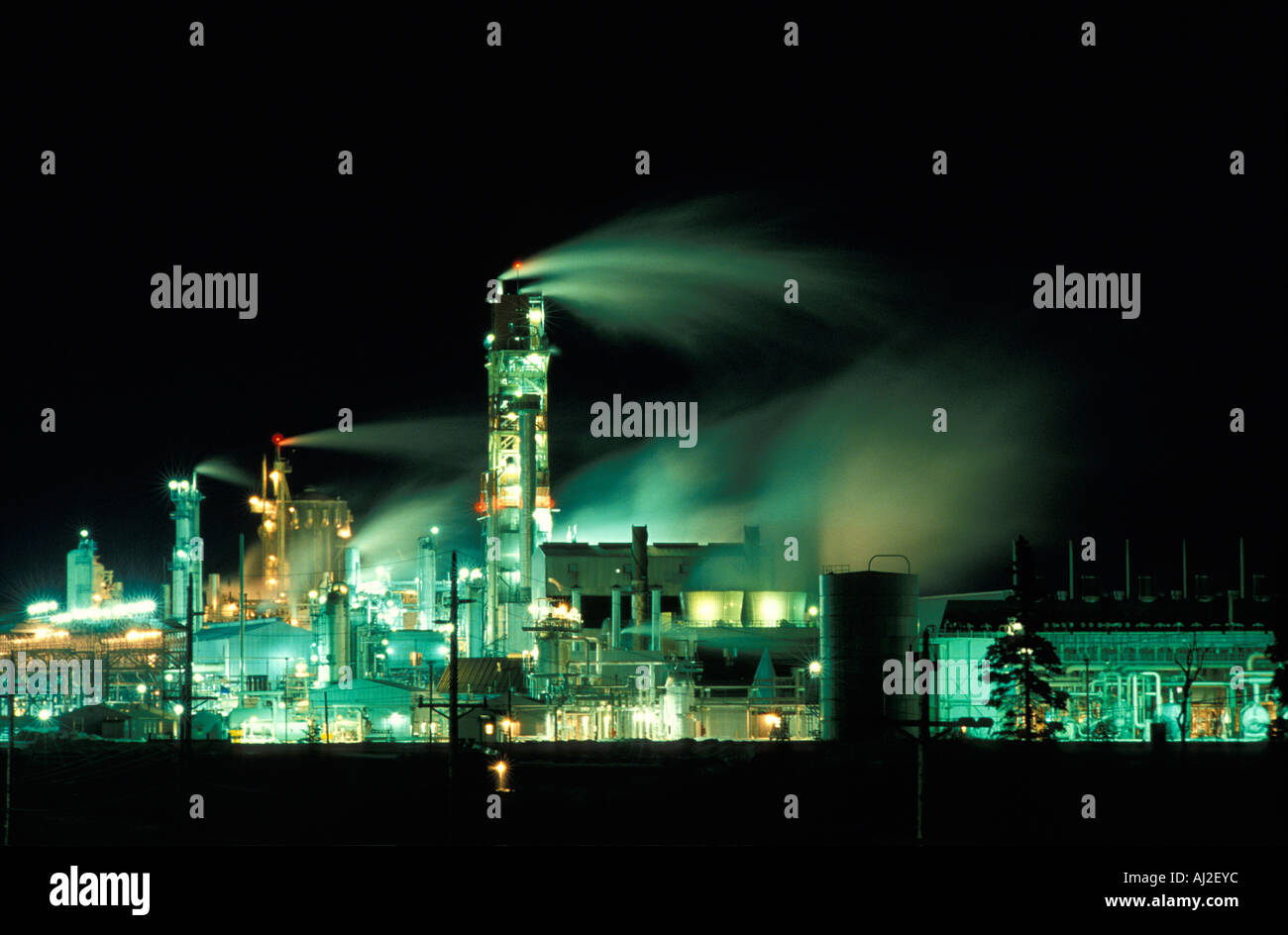 Estados Unidos Alaska Nikiski Unocal fertilizante químico planta ventilaciones del vapor en invierno por la noche en la Península Kenai Foto de stock