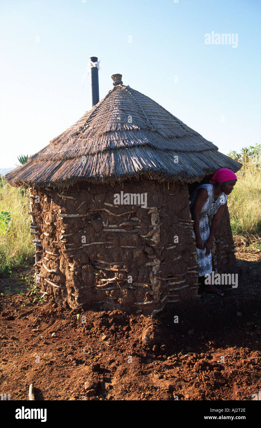 nuevo y mejorado baño de pozo ventilado en una granja rural. Eswatini (Suazilandia) Foto de stock
