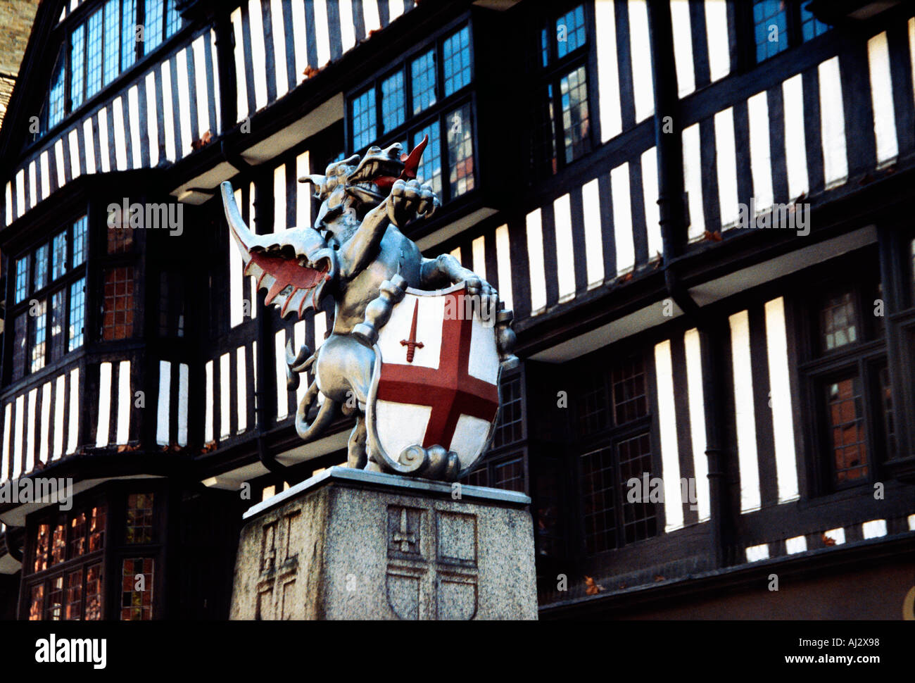 La figura del Dragón y el escudo de San Jorge en la entrada a la ciudad de Londres en Holborn Foto de stock