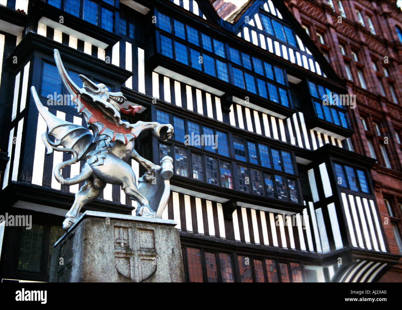 La figura del Dragón y el escudo de San Jorge en la entrada a la ciudad de Londres en Holborn Foto de stock