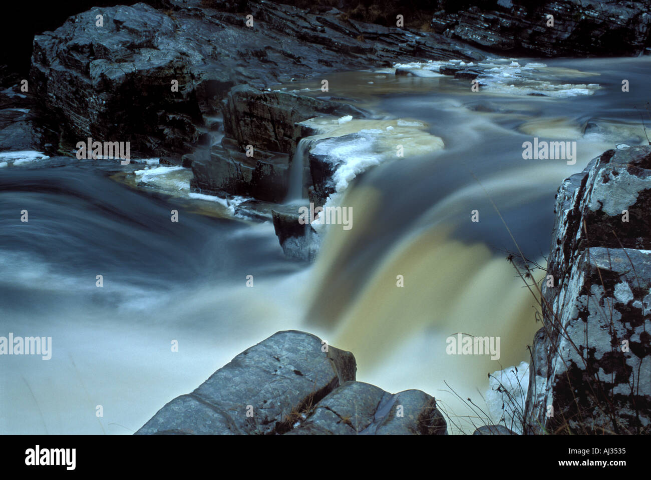 Escocia Highlands Wester Ross y la turba llena río Blackwater en las profundidades del invierno Foto de stock