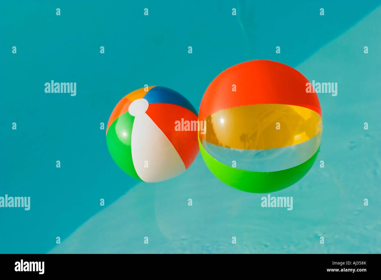 https www alamy es foto dos coloridos balones de playa flotando en una piscina llena de agua azul 14606130 html