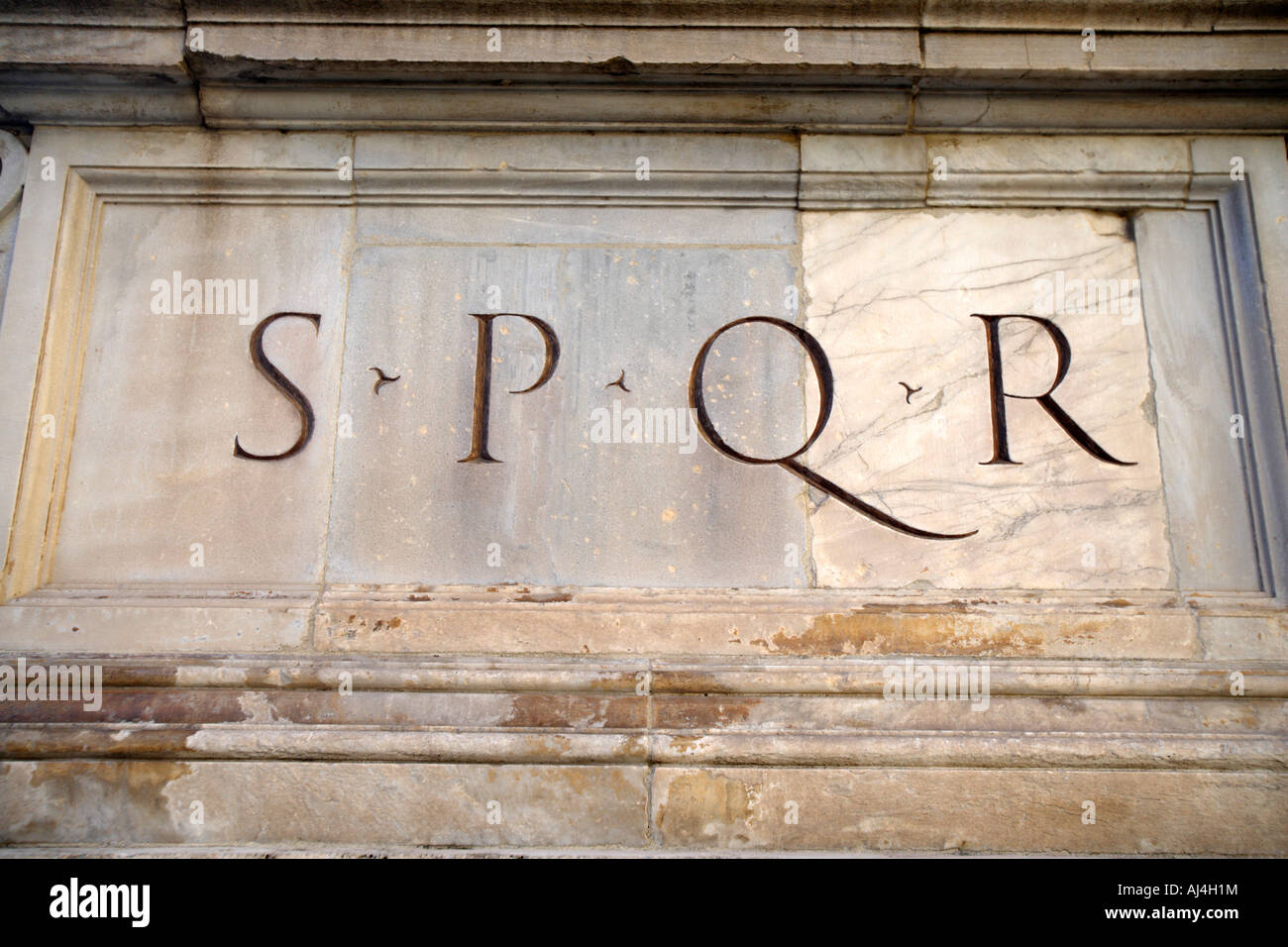 SPQR talladas en estatua, Roma, Italia Foto de stock