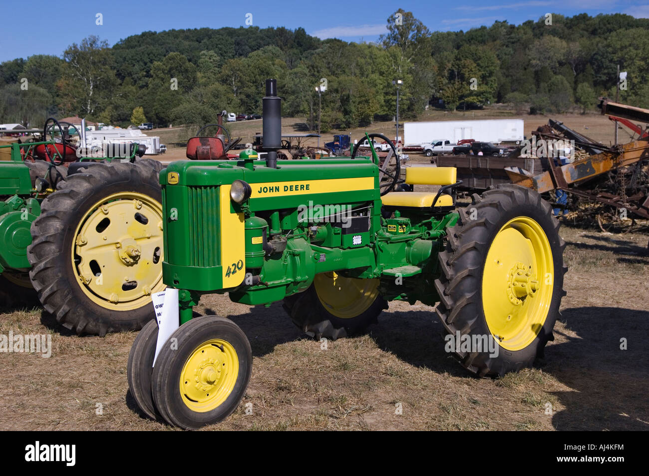 Antique 1956 Tractor John Deere 420T en exhibición en herencia Festival Lanesville Indiana Foto de stock