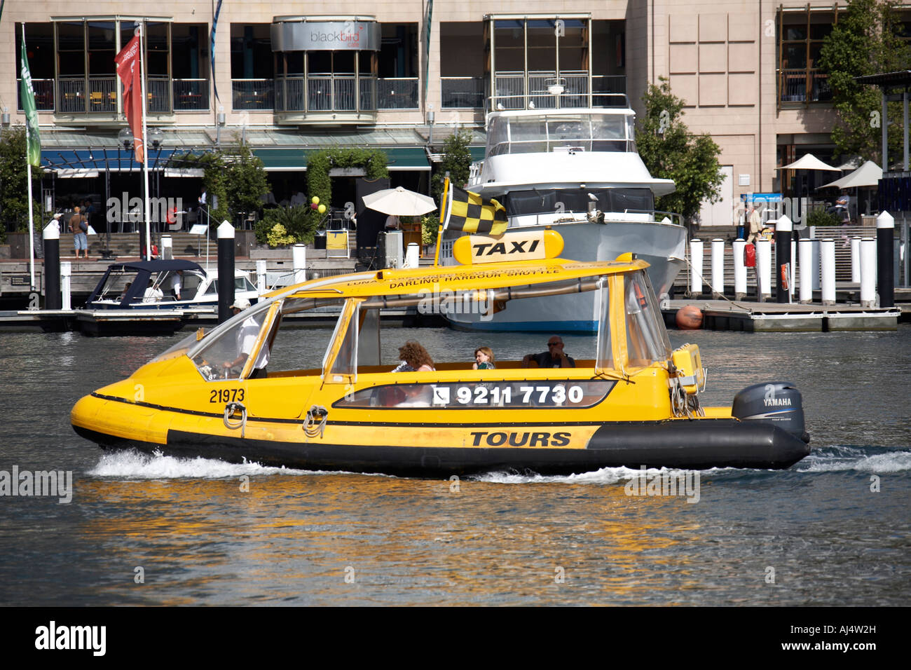 Water taxi amarillo en Darling Harbour Sydney, Nueva Gales del Sur (NSW, Australia Foto de stock
