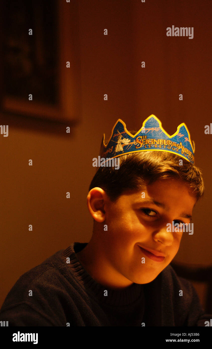 Niño de 10 años vestidos de fiesta de cumpleaños en la corona mirando a la  cámara Joven Retrato Fotografía de stock - Alamy