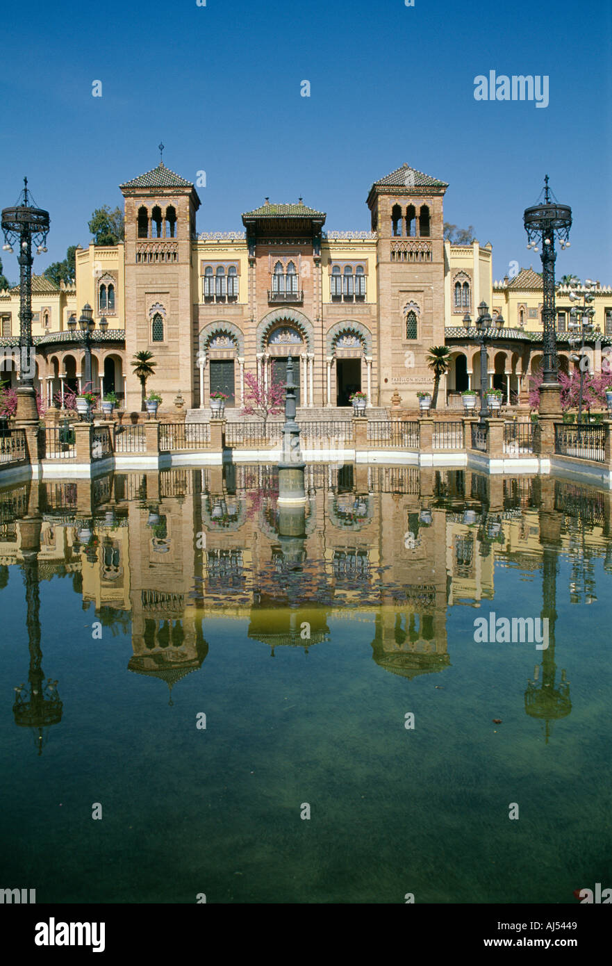 Pabellón Mudéjar de la Plaza de Las Américas Maria Louisa Park Sevilla Andalucía España Foto de stock